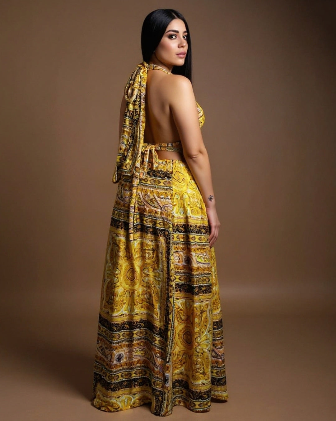 Zahara — vestido maxi halter con print y detalle de cadenas