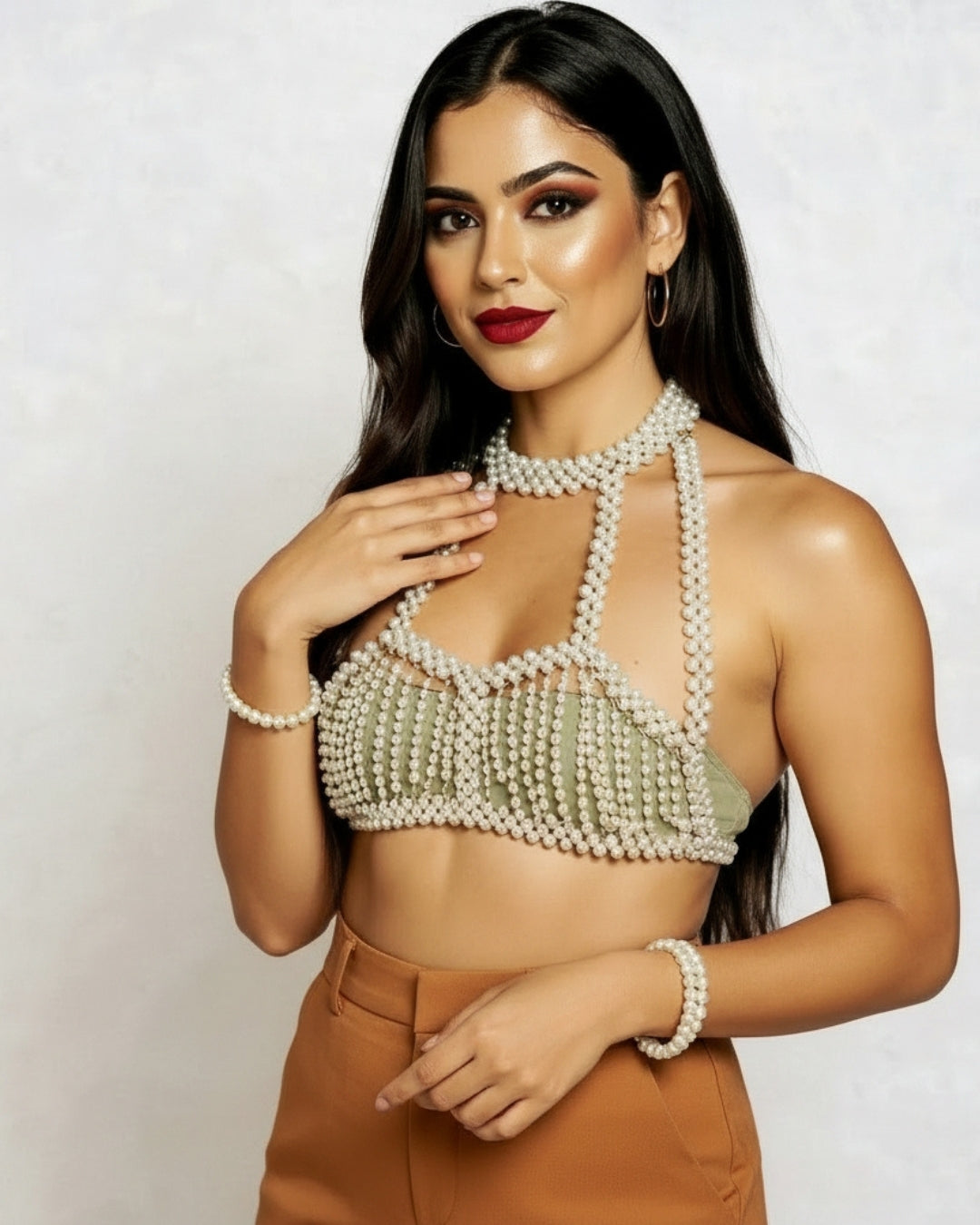 Vantara — top halter de perlas blancas con cadenas doradas
