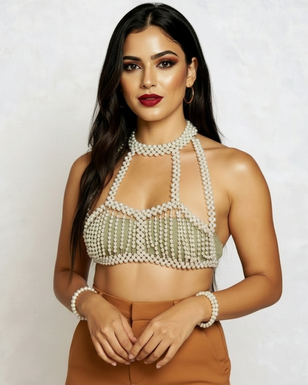 Vantara — top halter de perlas blancas con cadenas doradas