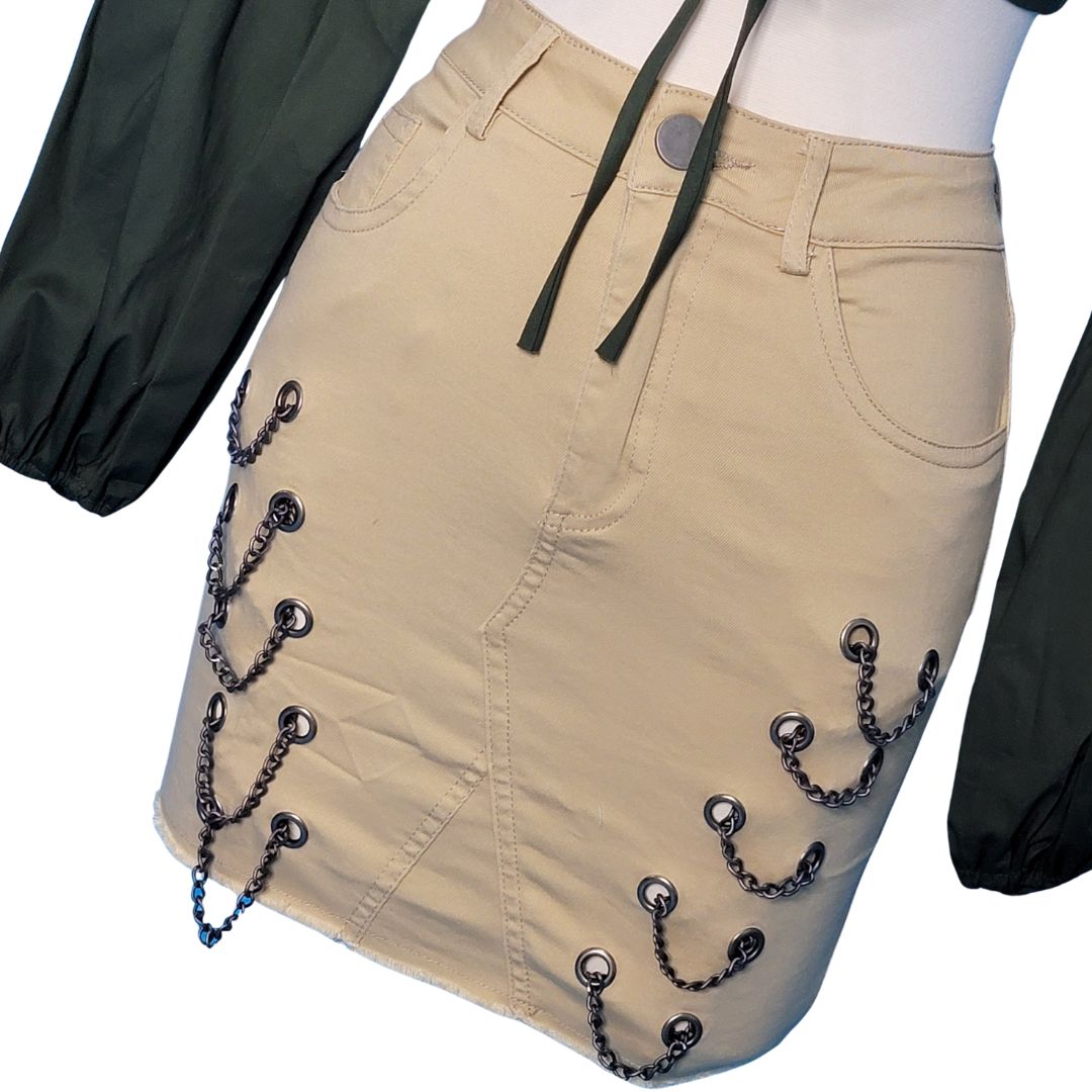 Mini falda mujer
Falda fruncida
Falda con cadenas
Falda de cintura alta
Moda nocturna
Outfit elegante
Falda ajustada
Ropa de fiesta mujer
Falda moderna
Estilo chic