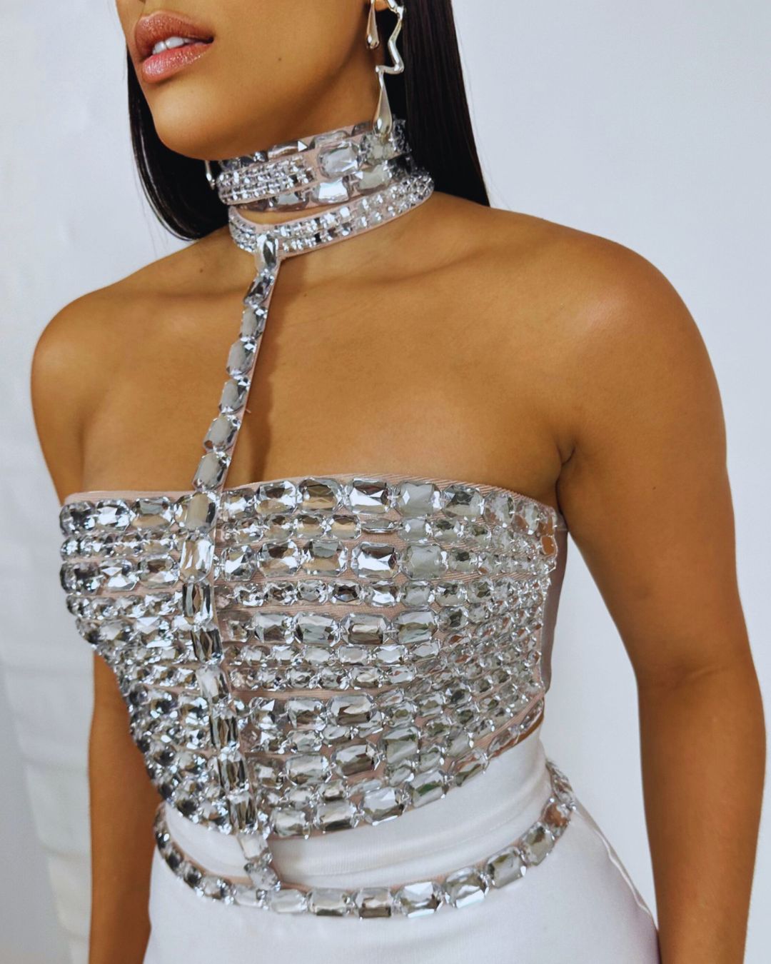 top brillante mujer
ropa de fiesta elegante
top de cristales
moda femenina 2025
look de noche glam
top halter elegante
ropa para eventos mujer
GV Boutique
outfit glam 2025
ropa de lujo moderna