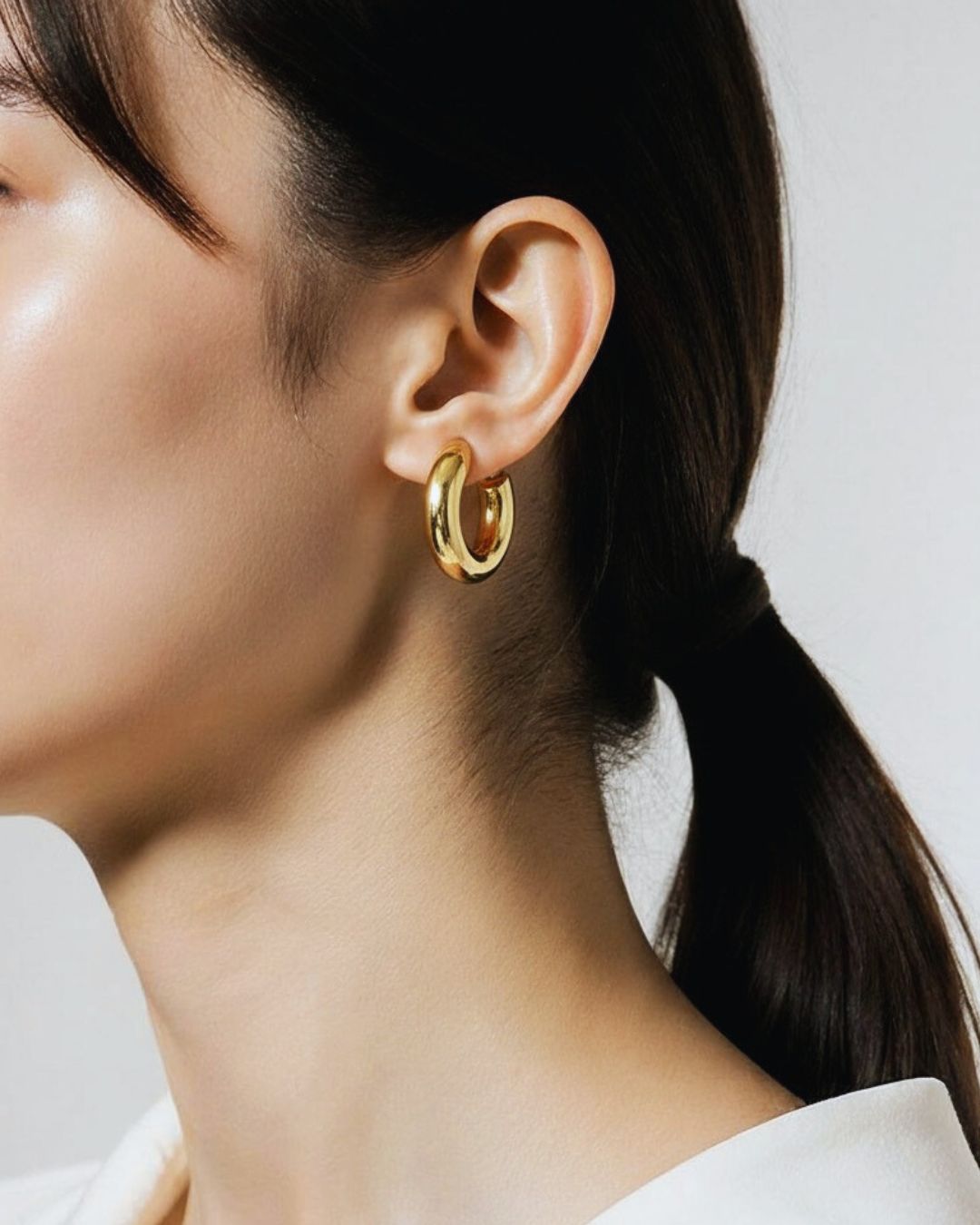 aretes dorados
aretes hoop finos
aretes minimalistas dorados
aretes aro dorado
accesorios dorados mujer
aretes estilo moderno
joyería dorada fina
aretes tendencia 2025
aretes elegantes mujer
GV Boutique accesorios