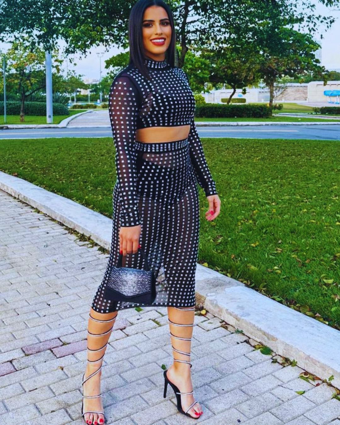 Top de malla
Top con cristales
Top transparente elegante
Moda premium
Top crop negro
GV Boutique
Look de noche
Top con pedrería
Tendencia 2025
Mujeres con estilo