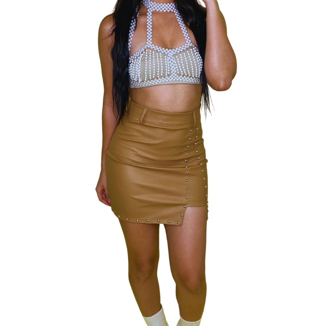 falda mini camel
falda efecto cuero
falda talle alto
falda asimétrica
falda con tachuelas
falda noche mujer
falda chic elegante
prenda hecha en italia
GV Boutique falda
moda premium