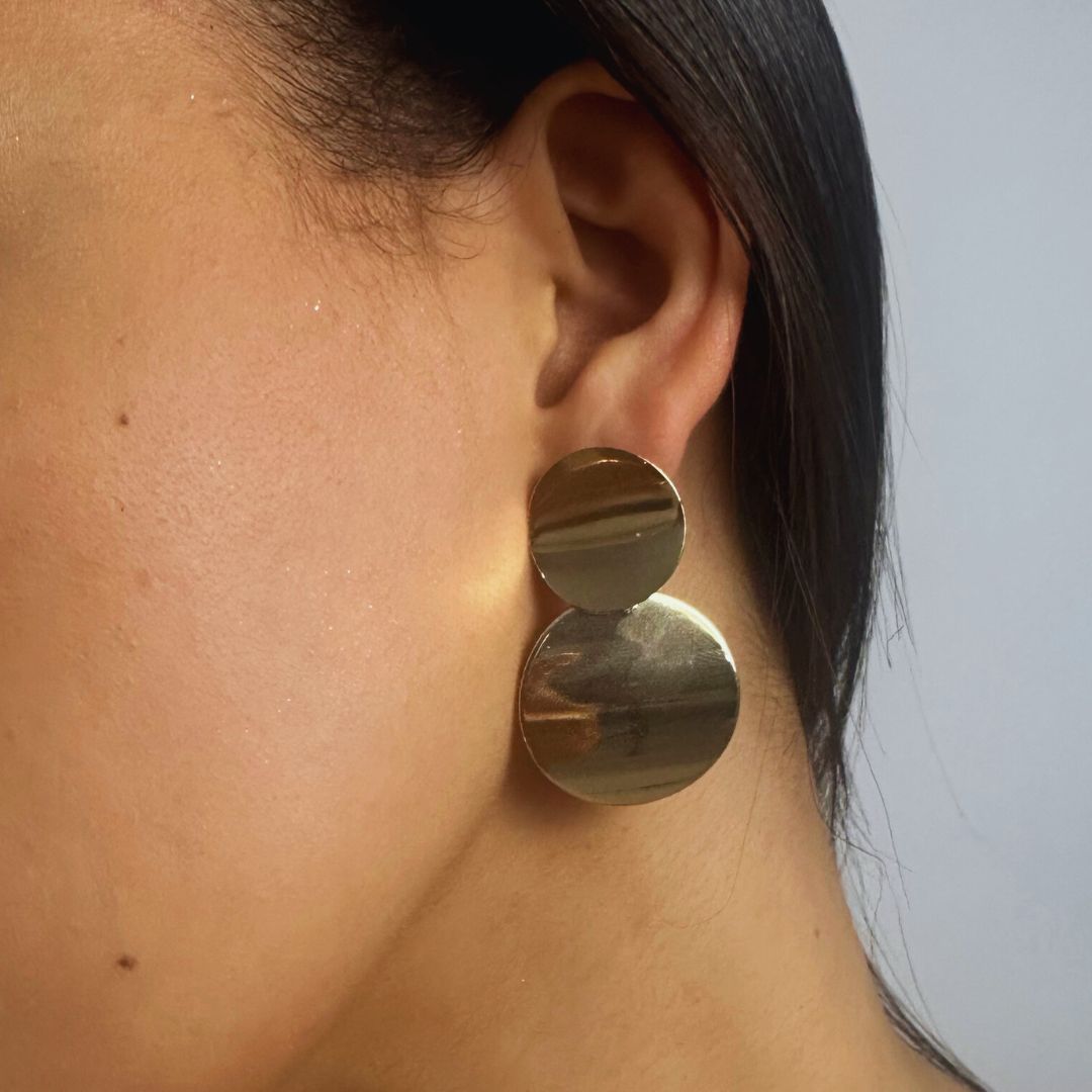 aretes dorados
aretes geométricos
joyería moderna
accesorios elegantes
aretes importados
accesorios minimalistas
aretes contemporáneos
joyería de lujo
accesorios GV
GV Boutique
