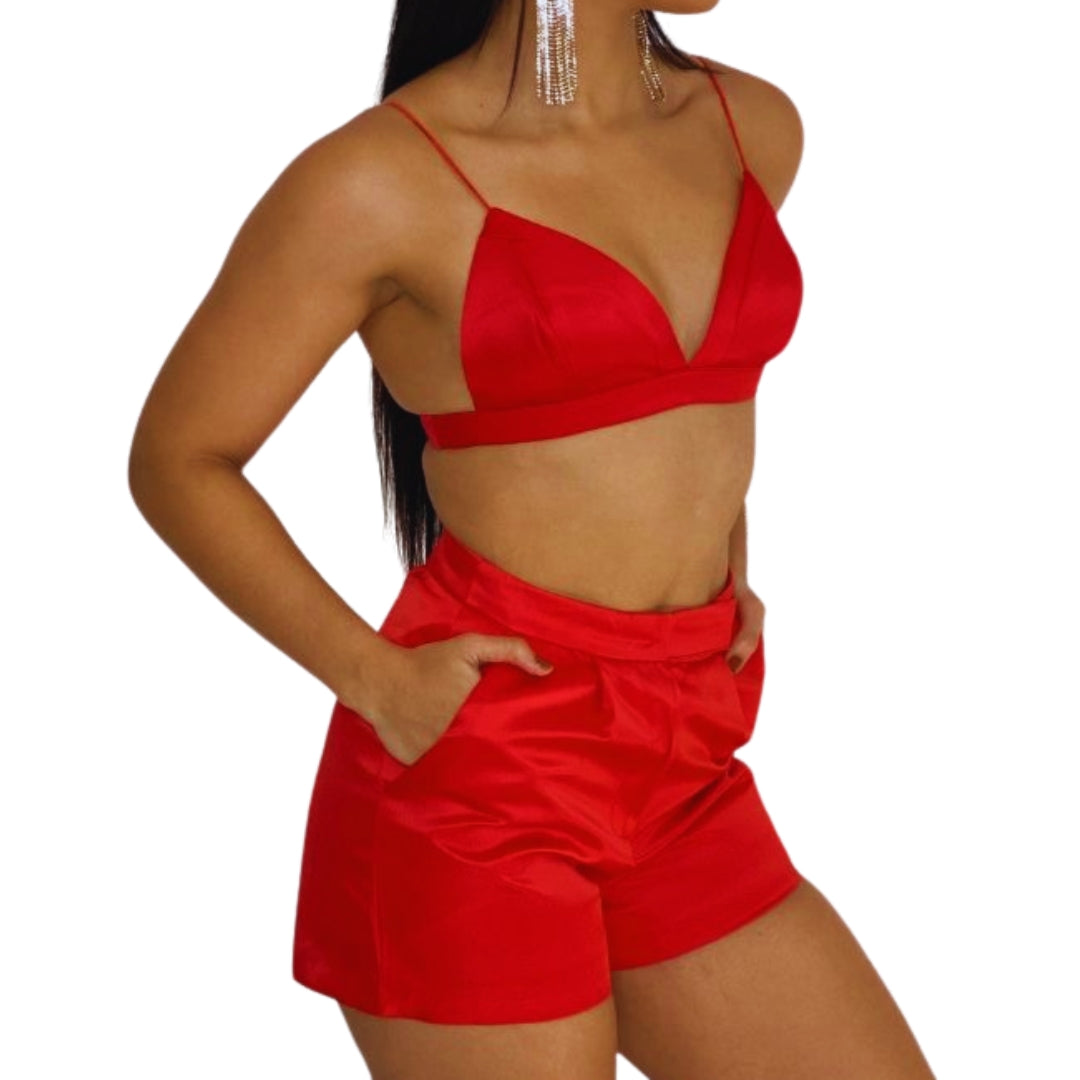 conjunto rojo satén
set blazer y pantalón
ropa elegante mujer
outfit de impacto
moda femenina chic
ropa para fiesta
GV Boutique conjunto
look de celebración
ropa sofisticada mujer
set rojo de noche