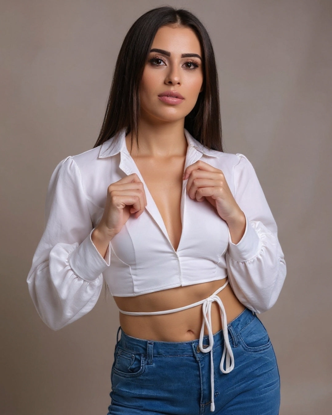 Alba — top corto blanco con escote en V y mangas abullonadas