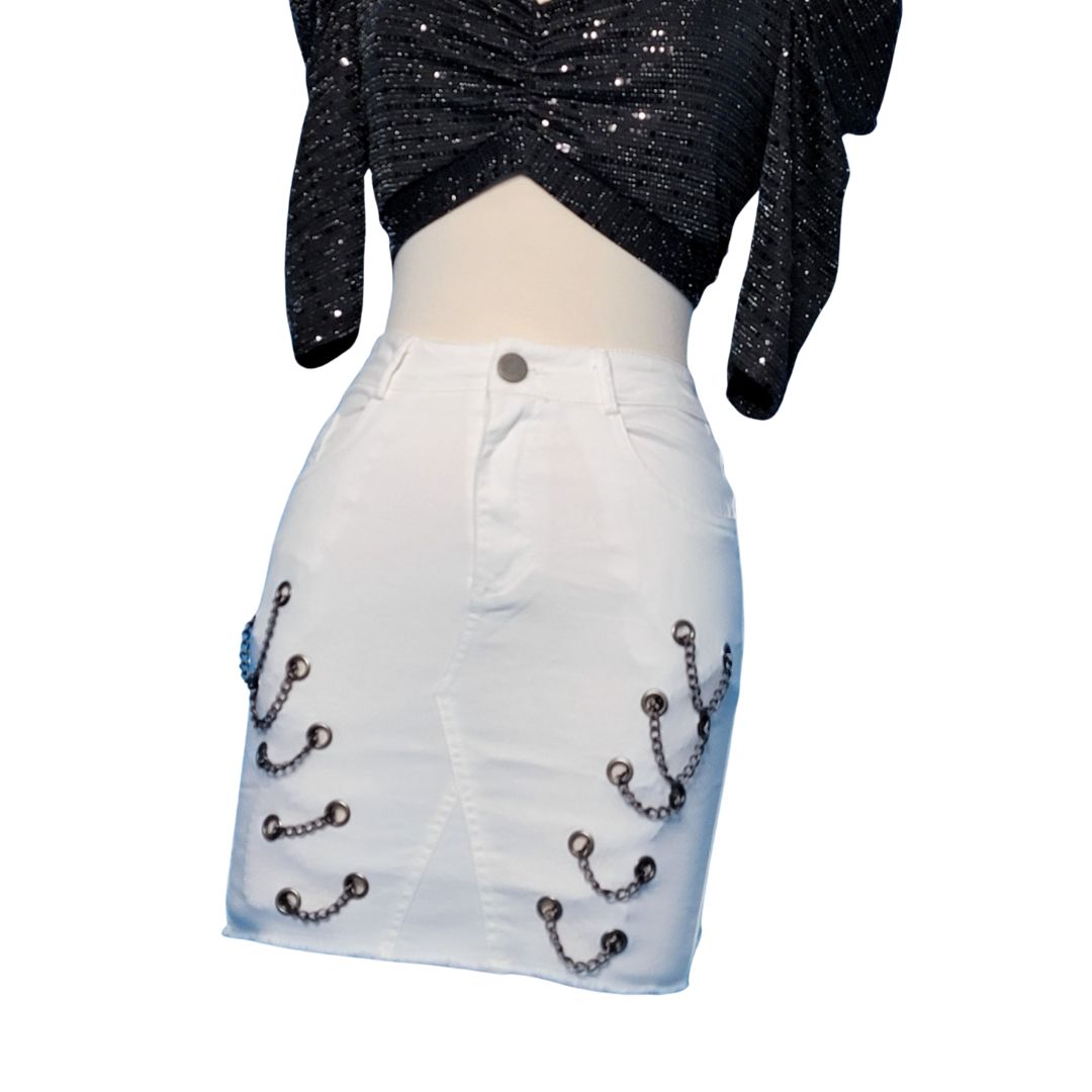 Mini falda mujer
Falda fruncida
Falda con cadenas
Falda de cintura alta
Moda nocturna
Outfit elegante
Falda ajustada
Ropa de fiesta mujer
Falda moderna
Estilo chic