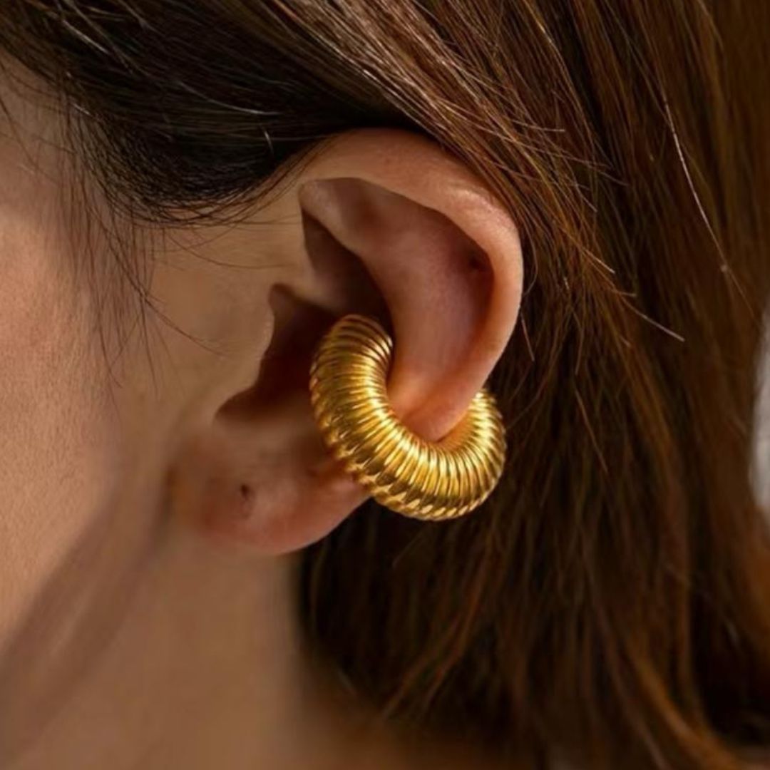 aretes dorados
aros gruesos
accesorios elegantes
joyería moderna
aretes importados
aros acanalados
aretes statement
accesorios de lujo
aretes de acero inoxidable
GV Boutique