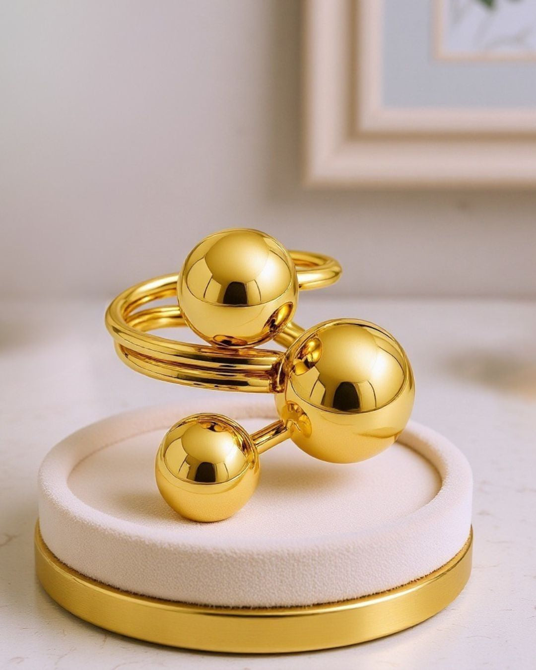 sortija dorada
anillo moderno
joyería elegante
accesorios femeninos
anillo con esferas
moda femenina
joyería minimalista
accesorios de boutique
estilo chic
joyería de lujo