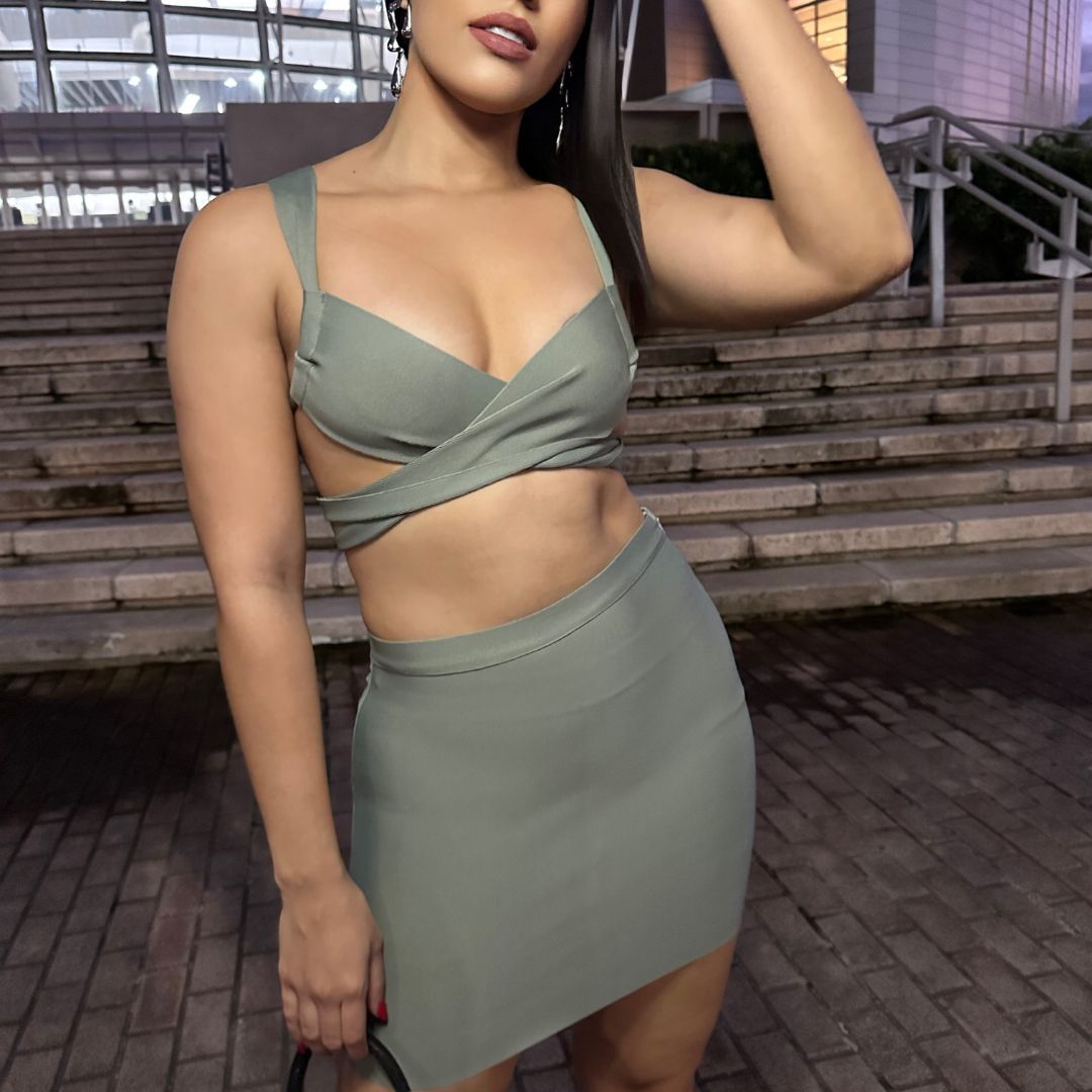 set verde sage mujer
conjunto crop top y falda
ropa bandage ajustada
moda femenina elegante
look de noche chic
GV Boutique set
ropa para fiesta
outfit sexy sofisticado
tendencia moda mujer
set falda mini crop top
