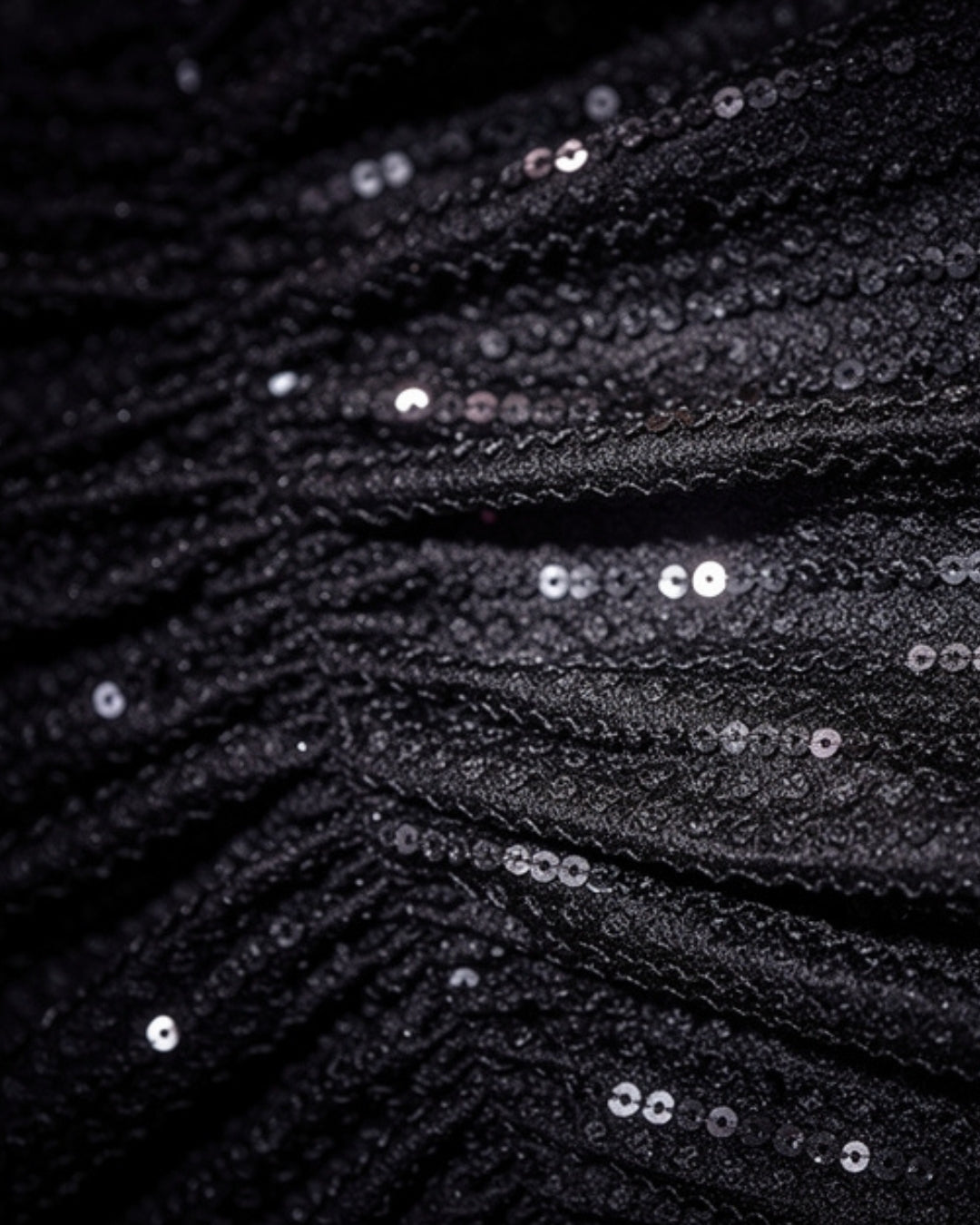 Izola — crop top de lentejuelas negras con mangas abullonadas