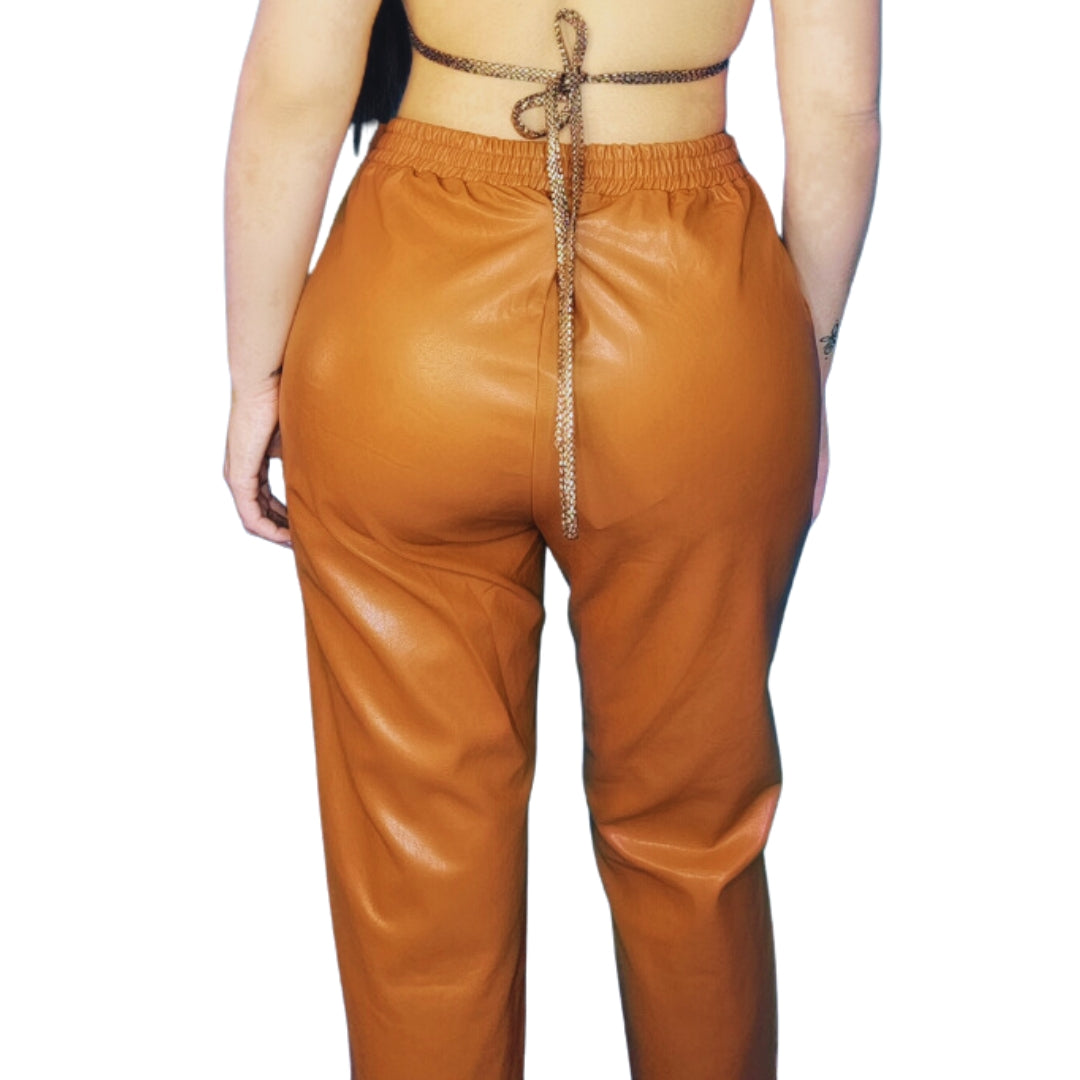 Capri de cuero sintético
Pantalón camel mujer
Pantalón negro moderno
Moda urbana elegante
Capri ajustable mujer
Outfit casual chic
Pantalón con bolsillos
Estilo versátil mujer
Prendas modernas 2024
Pantalones elegantes mujer