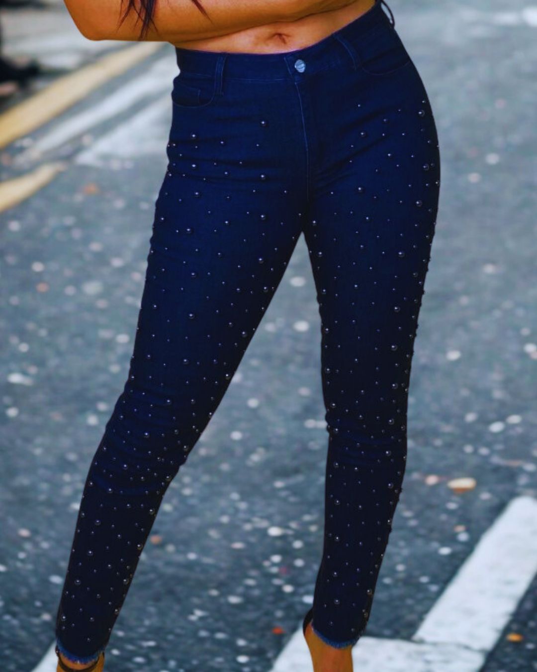 jeans skinny
denim azul oscuro
jeans con perlas
pantalón entallado
moda femenina
ropa elegante casual
outfits con brillo
jeans stretch mujer
moda chic 2025
GV Boutique jeans