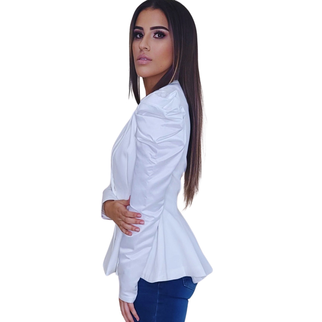 blazer blanco mujer
blazer peplum
blazer mangas con volantes
blazer elegante 2025
ropa femenina boutique
blazer estructurado
outfit sofisticado mujer
tendencias moda 2025
GV Boutique
blazer de moda mujer