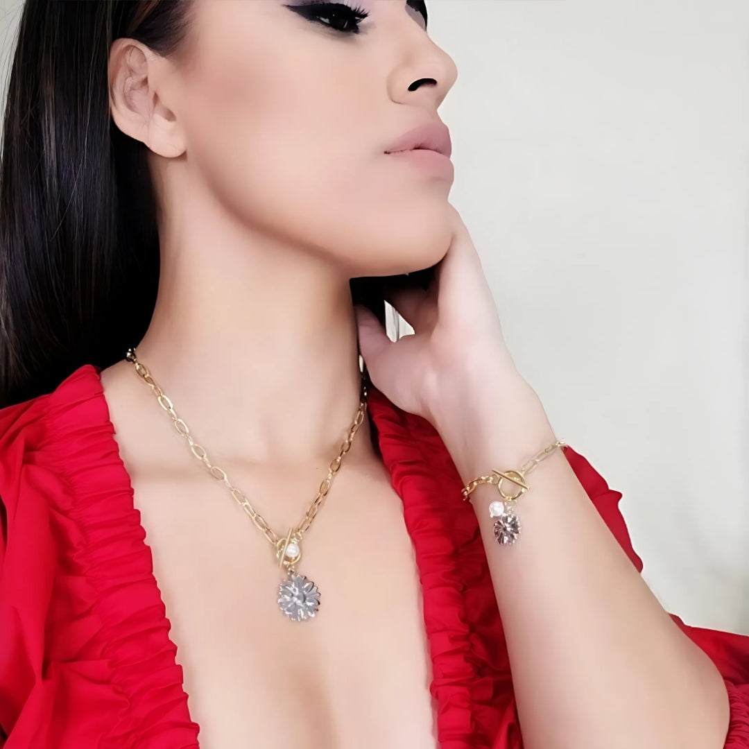 set floral
collar y pulsera
GV Boutique
joyería elegante
accesorios dorados
estilo femenino
set de flores
tendencia 2025
joyería moderna
moda sofisticada