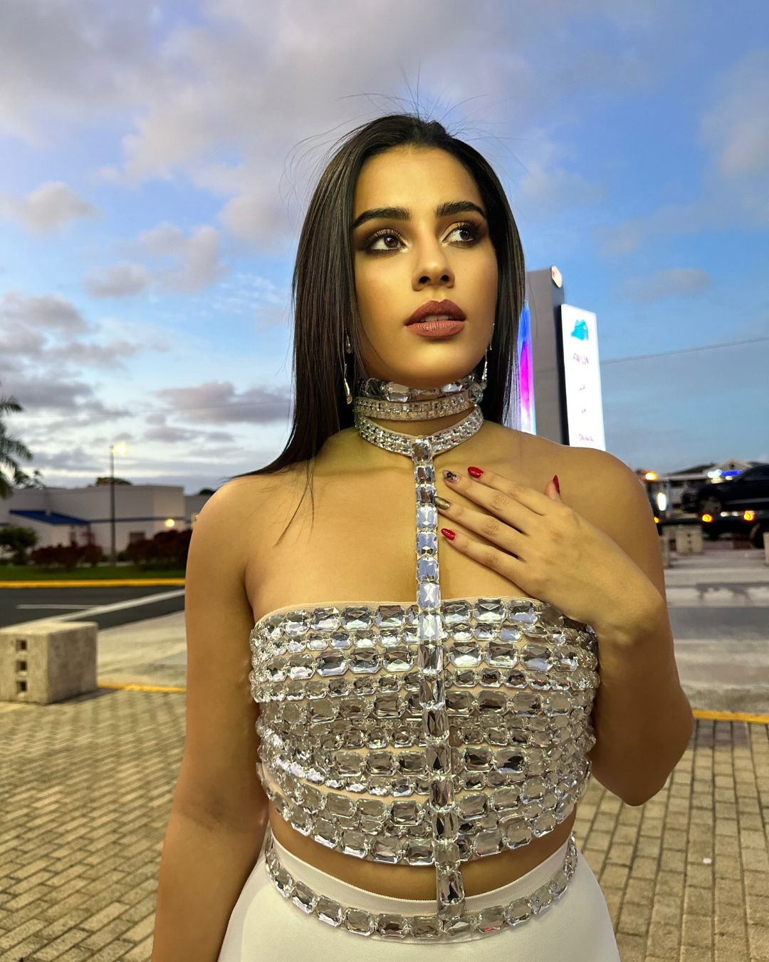 top brillante mujer
ropa de fiesta elegante
top de cristales
moda femenina 2025
look de noche glam
top halter elegante
ropa para eventos mujer
GV Boutique
outfit glam 2025
ropa de lujo moderna