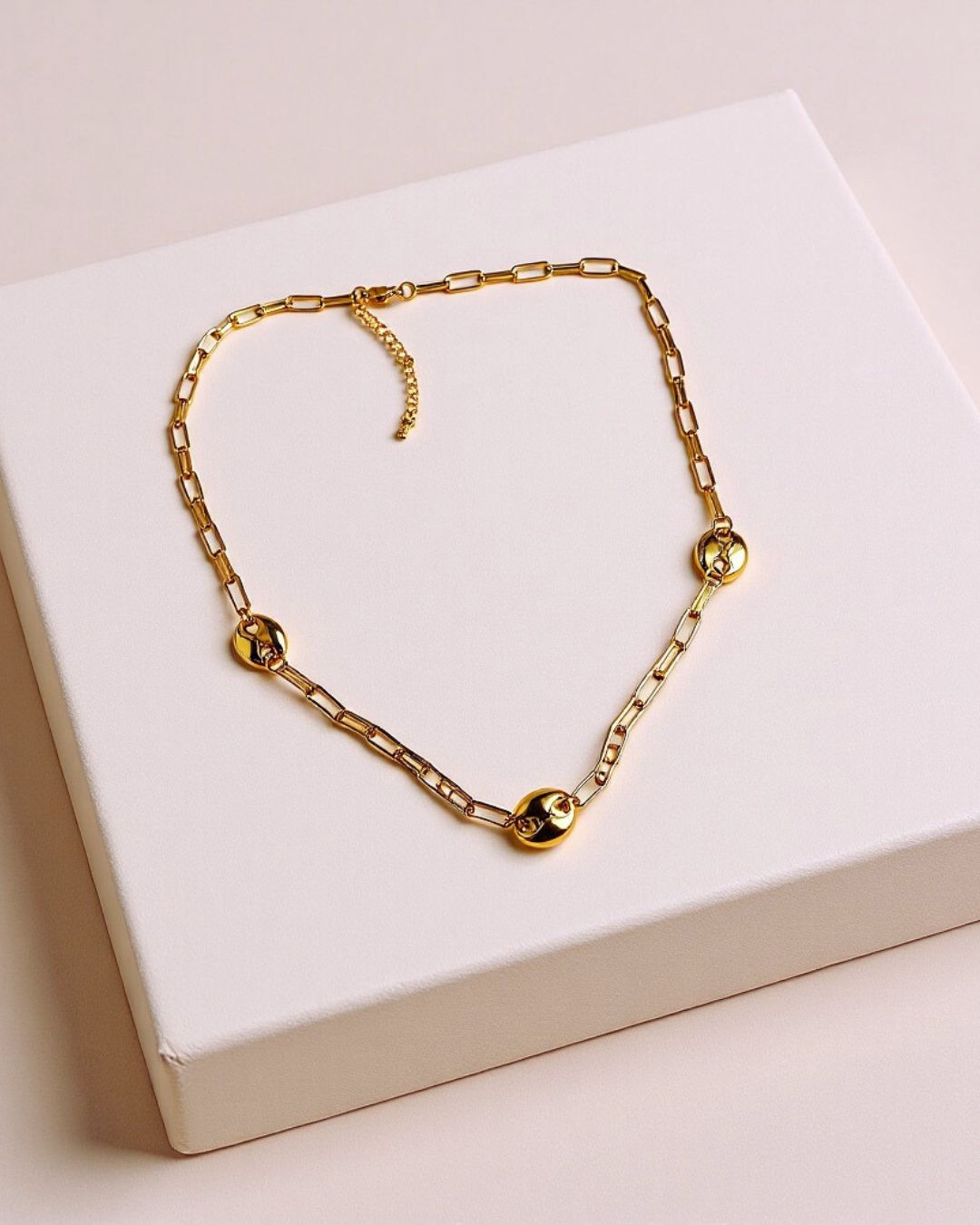 collar dorado fino
collar enlace fino
collar elegante mujer
collar gold plated
joyería fina mujer
collar moderno dorado
accesorios dorados
collar delicado
collar minimalista
GV Boutique joyería