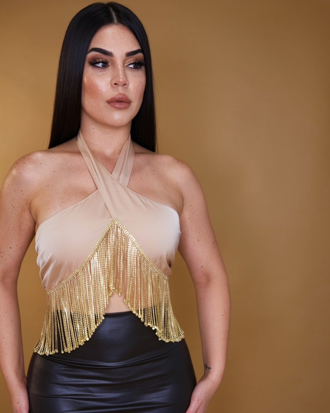Éclara — top halter crema con flequillos dorados y brillo en movimiento