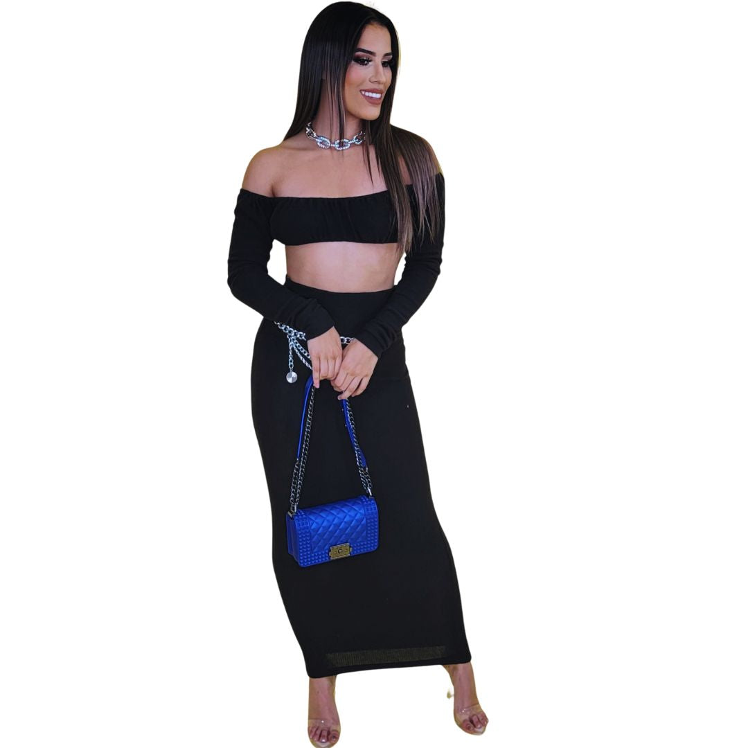 conjunto negro elegante
ropa dos piezas mujer
crop top hombros descubiertos
falda maxi ajustada
look noche GV
ropa urbana femenina
GV Boutique
outfit negro chic
ropa ajustada mujer
ropa elegante 2025