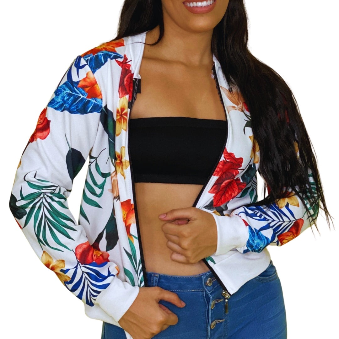 Chaqueta tropical
Bomber femenina
Chaqueta ligera mujer
Estilo casual chic
Moda premium Puerto Rico
Outfits tropicales
Ropa moderna mujer
Chaqueta con estampado floral
Prendas versátiles elegantes
Estilo urbano sofisticado