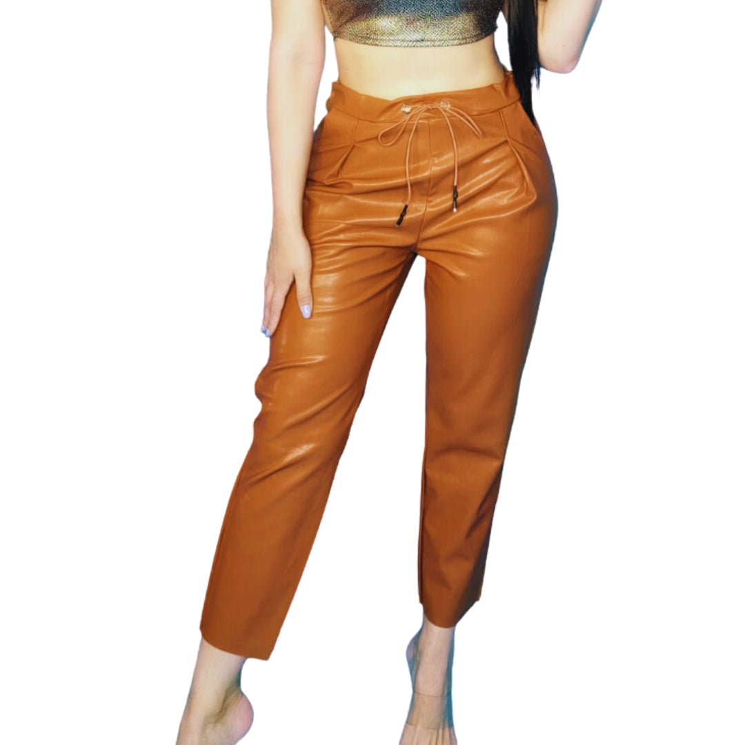 Capri de cuero sintético
Pantalón camel mujer
Pantalón negro moderno
Moda urbana elegante
Capri ajustable mujer
Outfit casual chic
Pantalón con bolsillos
Estilo versátil mujer
Prendas modernas 2024
Pantalones elegantes mujer