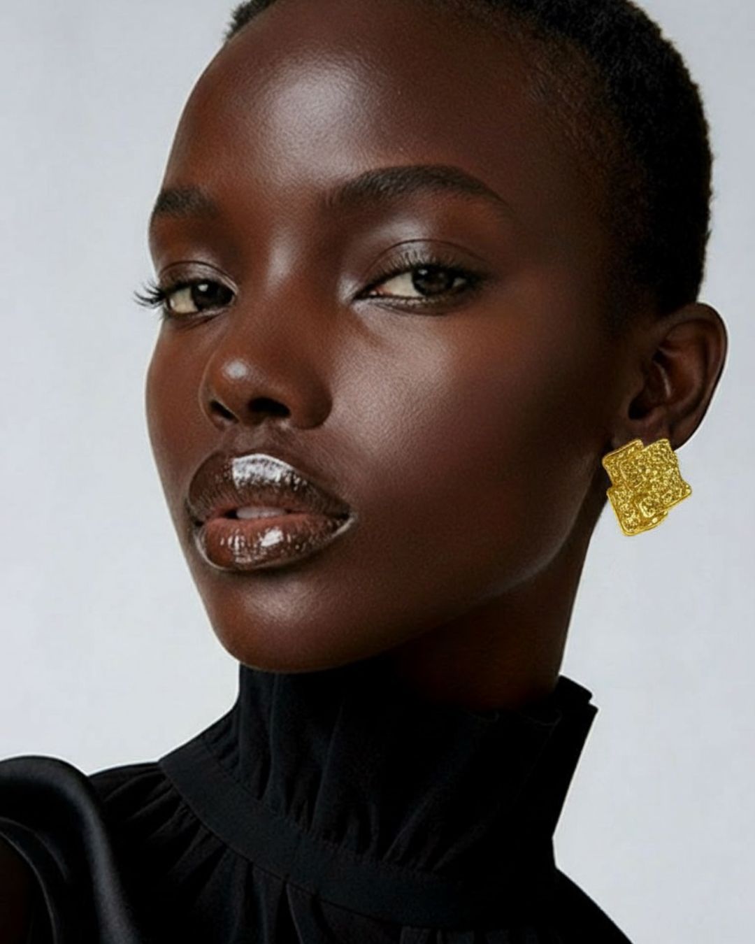 aretes dorados
aretes modernos
joyería waterproof
aretes hipoalergénicos
accesorios de mujer
moda femenina
estilo chic
joyería dorada
accesorios de boutique
aretes de textura