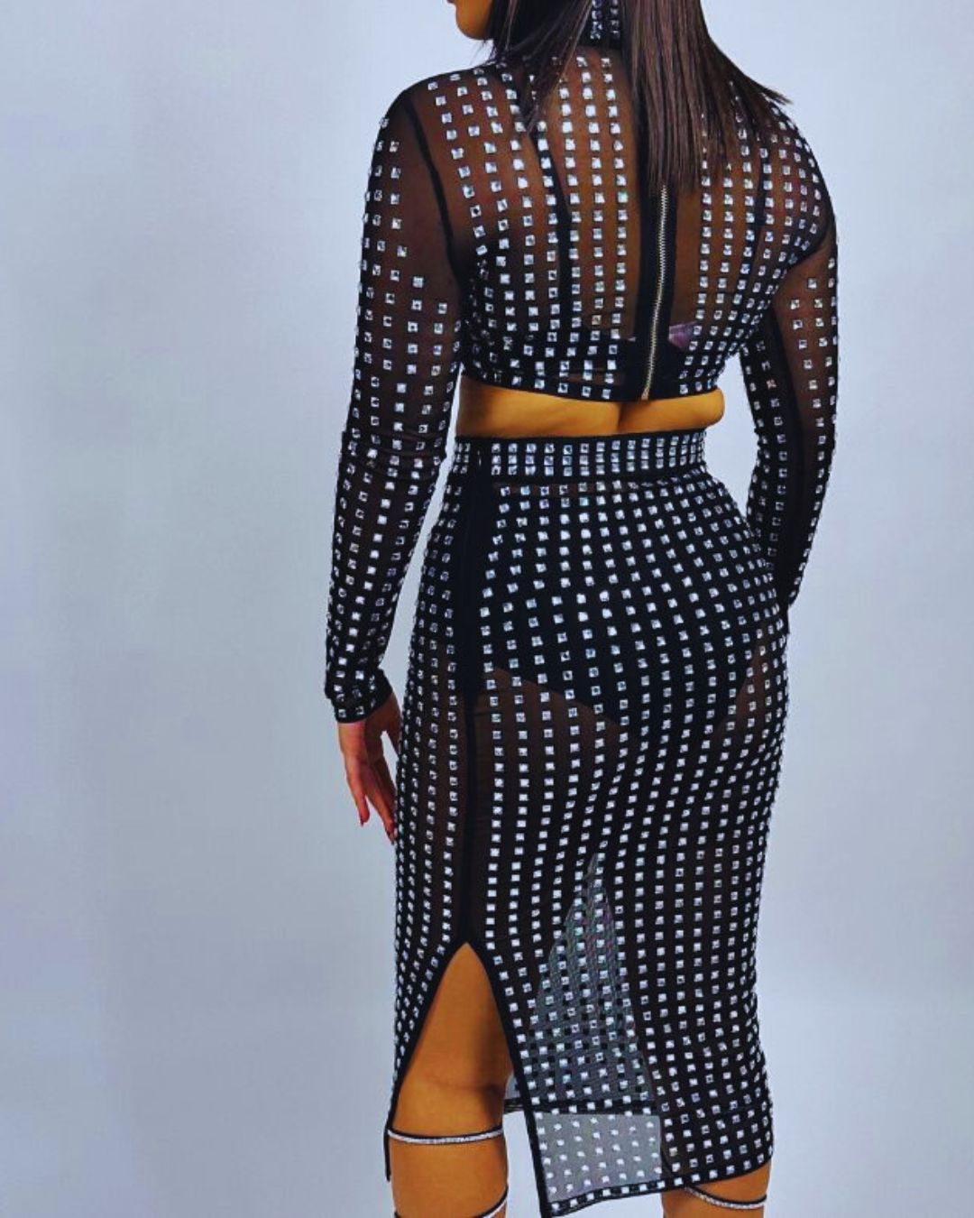 Falda midi negra
Falda de malla
Falda con piedras
Falda elegante mujer
Look de noche
Moda premium
Outfit glamuroso
GV Boutique
Tendencia 2025
Mujeres con estilo