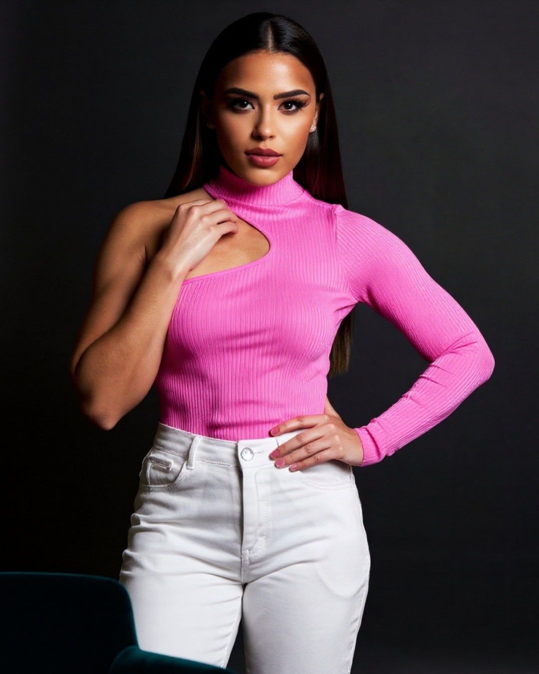 Aurea — top rosa asimétrico de un hombro con cuello alto