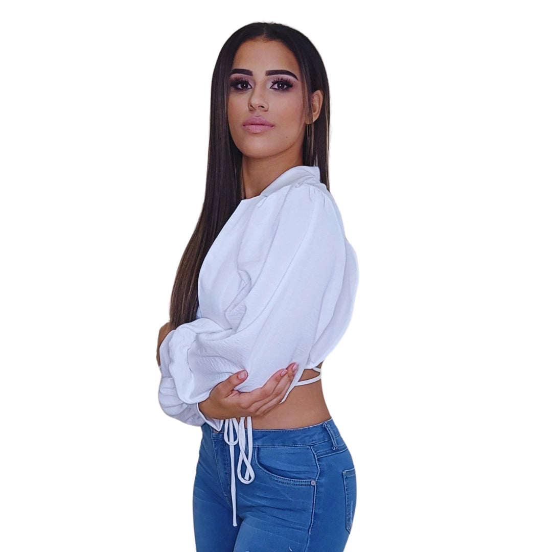 top corto blanco mujer
crop top mangas abullonadas
top escote en V chic
blusa blanca cropped
moda femenina versátil
top casual elegante
top importado mujer
blusa ajustable cordón
top básico sofisticado
prendas modernas mujer