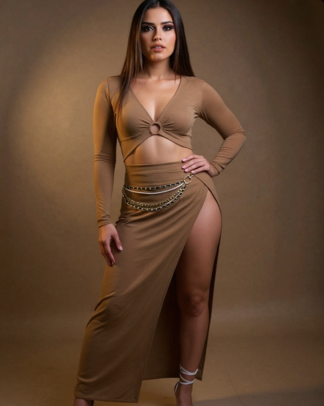 Nayela — set crema con top manga larga y falda con abertura lateral