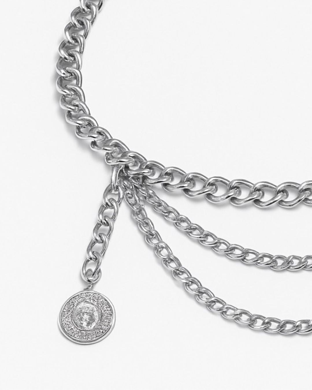 cinturón de cadena
cadena plateada
accesorios de mujer
cinturón elegante
cinturón ajustable
moda femenina
estilo chic
accesorios de boutique
outfit de noche
tendencia 2025