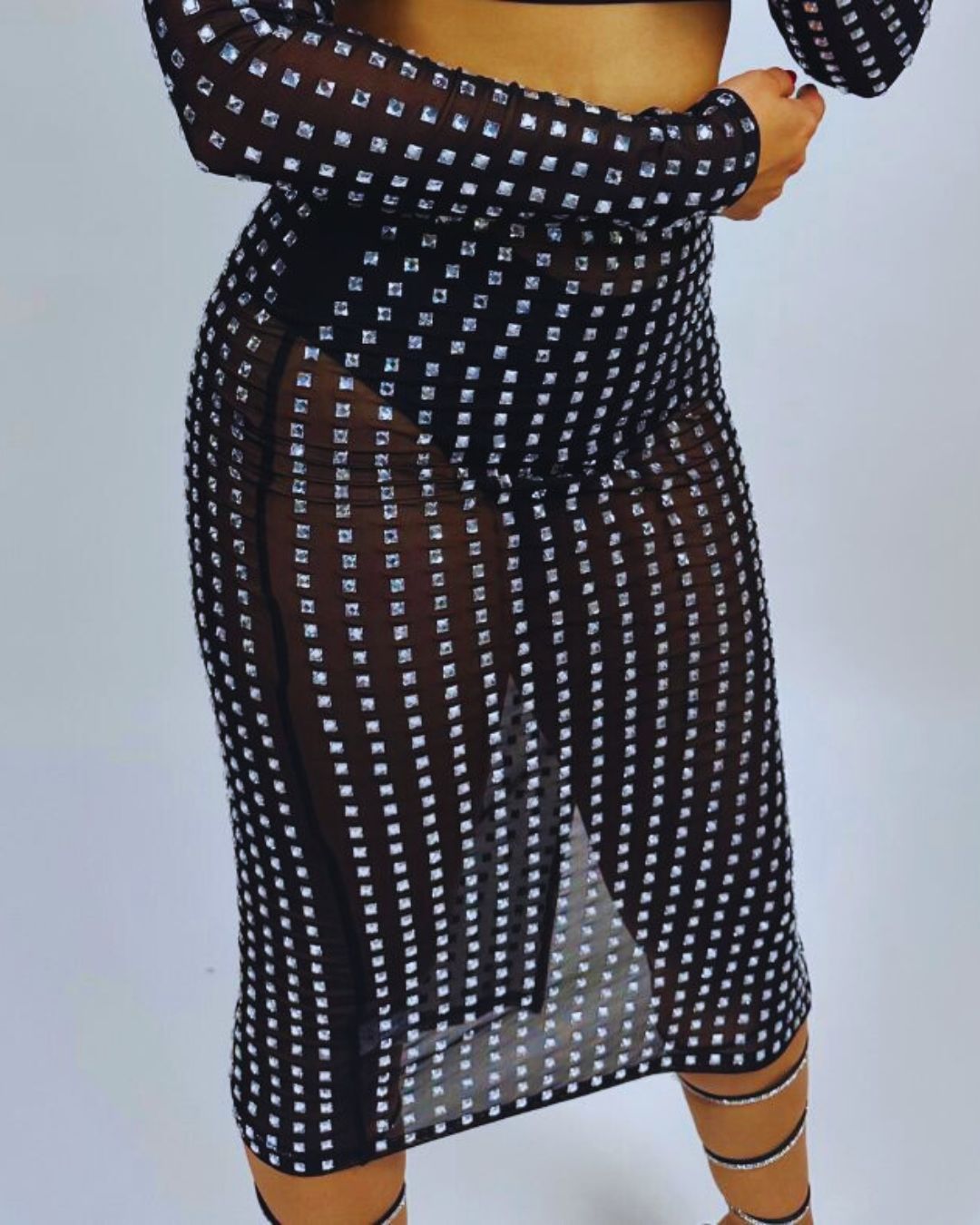 Falda midi negra
Falda de malla
Falda con piedras
Falda elegante mujer
Look de noche
Moda premium
Outfit glamuroso
GV Boutique
Tendencia 2025
Mujeres con estilo