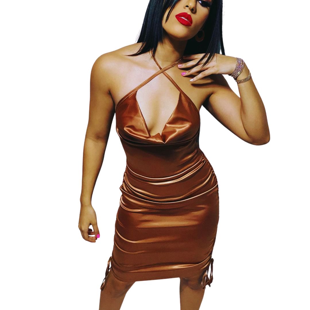 Vestido satinado
Vestido bronce
Vestido halter
Vestido elegante
Moda premium
Vestido ajustado
Outfit de noche
Vestido glam
Tendencia 2025
Mujeres con estilo