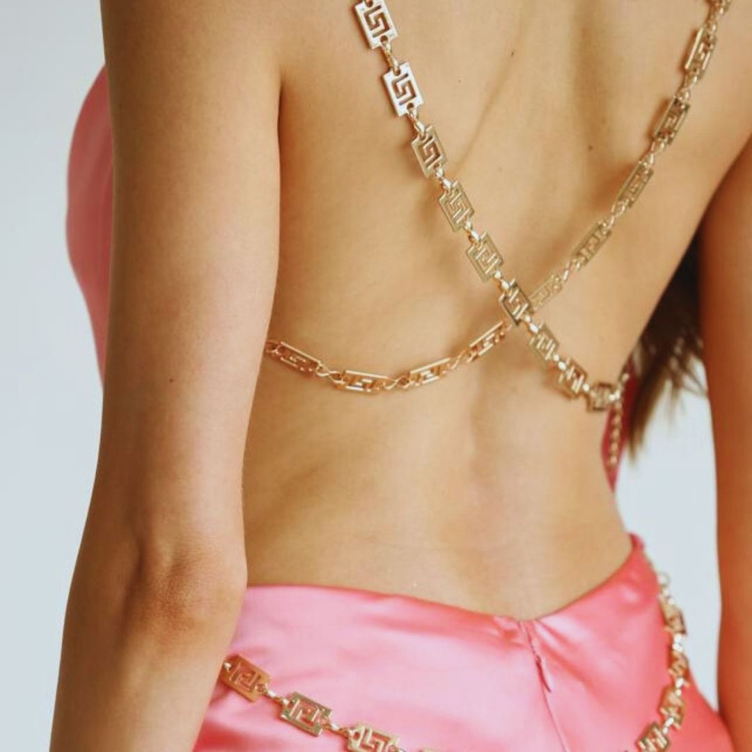 vestido rosado satinado
vestido con cadenas doradas
vestido mini elegante
ropa femenina boutique
vestido noche mujer
vestido corto satén
moda 2025 GV
outfit fiesta mujer
GV Boutique
vestido sensual elegante