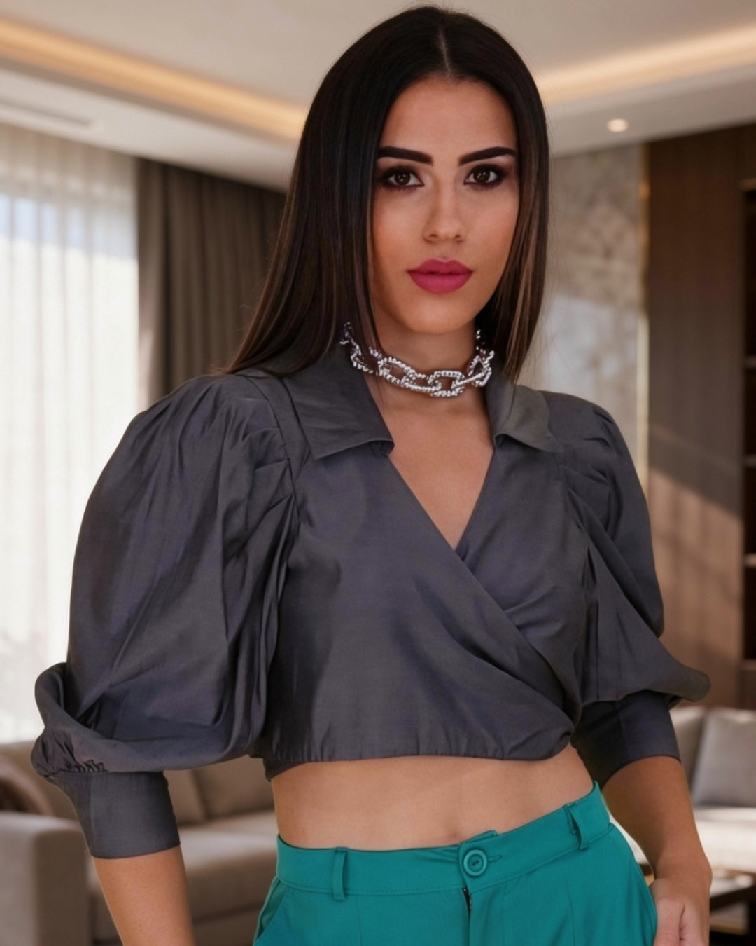 Elise — top satinado crop con mangas abullonadas y lazo frontal