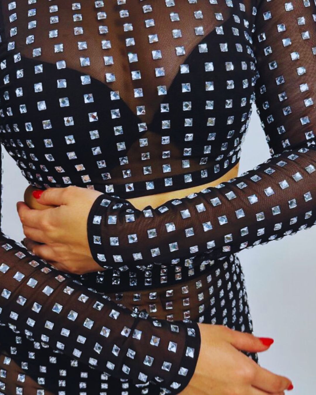 Top de malla
Top con cristales
Top transparente elegante
Moda premium
Top crop negro
GV Boutique
Look de noche
Top con pedrería
Tendencia 2025
Mujeres con estilo