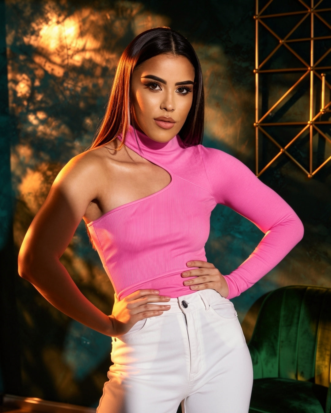 Aurea — top rosa asimétrico de un hombro con cuello alto