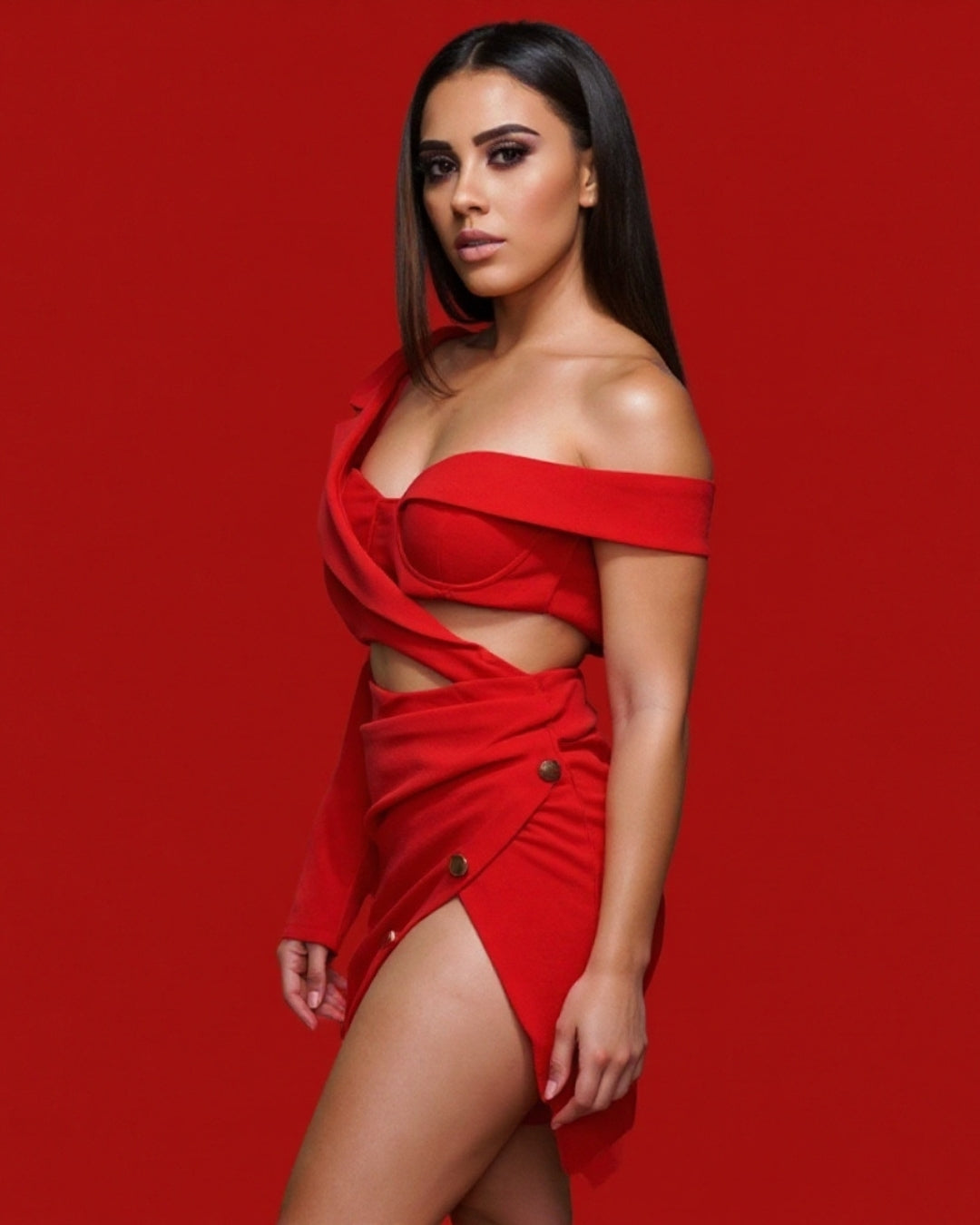 Ornella — vestido rojo asimétrico con botones dorados