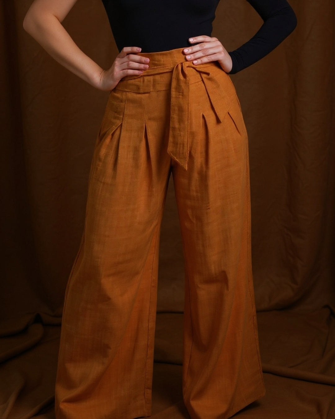 Terra — pantalón palazzo terracota de tiro alto con lazo ajustable