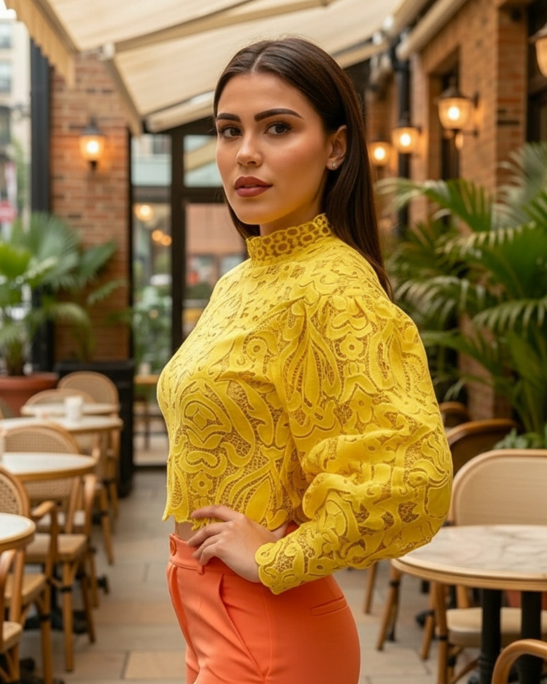 Amara — blusa de encaje bordado con cuello alto en verde mostaza