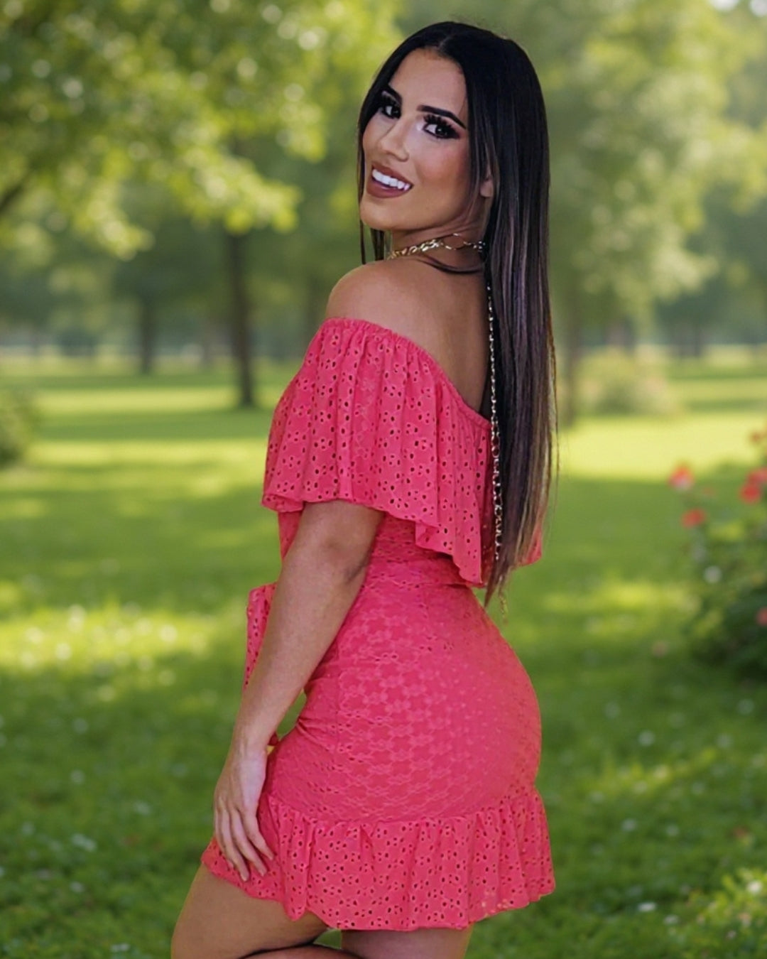 Cloe — vestido mini de hombros descubiertos con lazo en la cintura