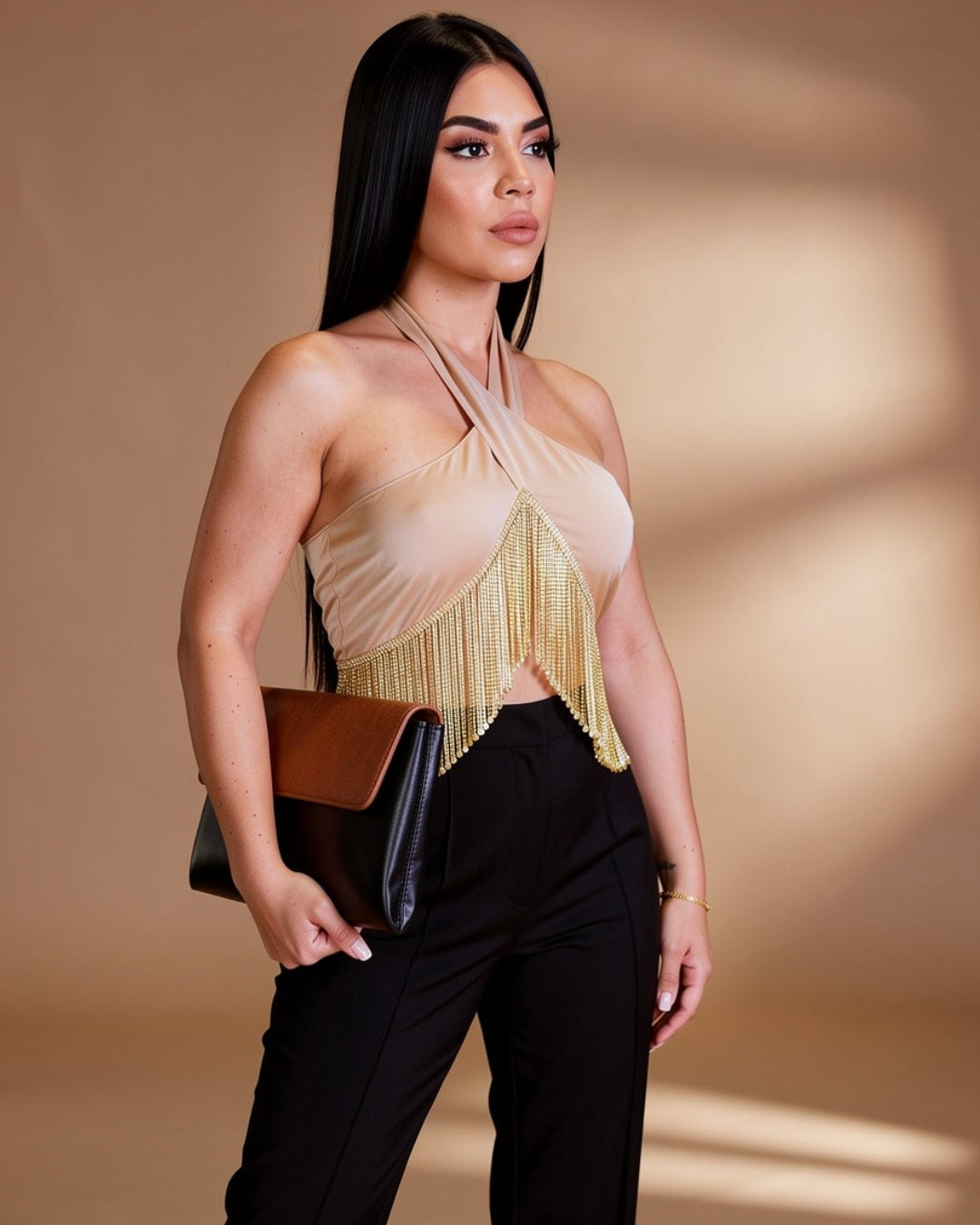 Éclara — top halter crema con flequillos dorados y brillo en movimiento