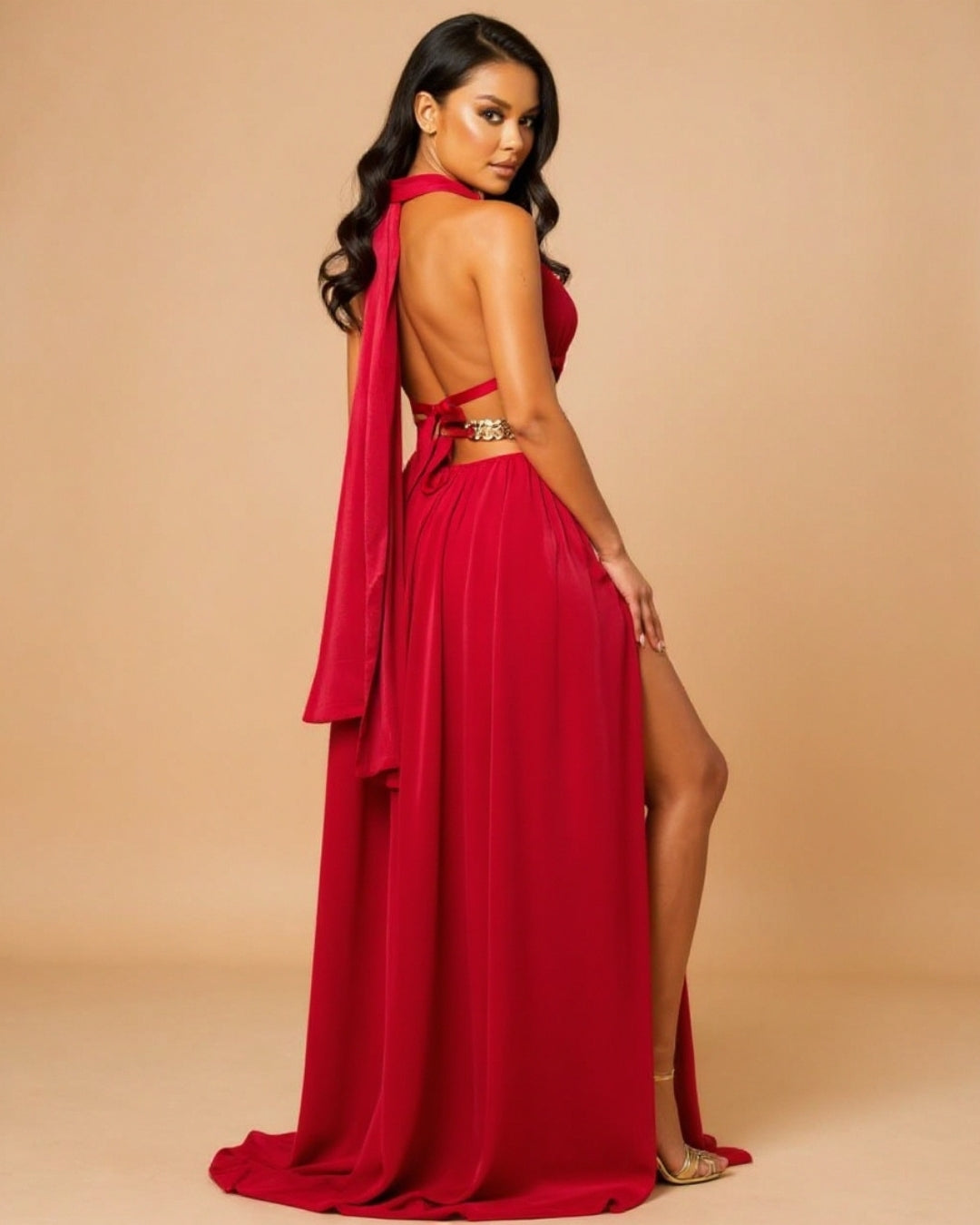 Ravelle — vestido rojo con cadenas doradas y aberturas elegantes