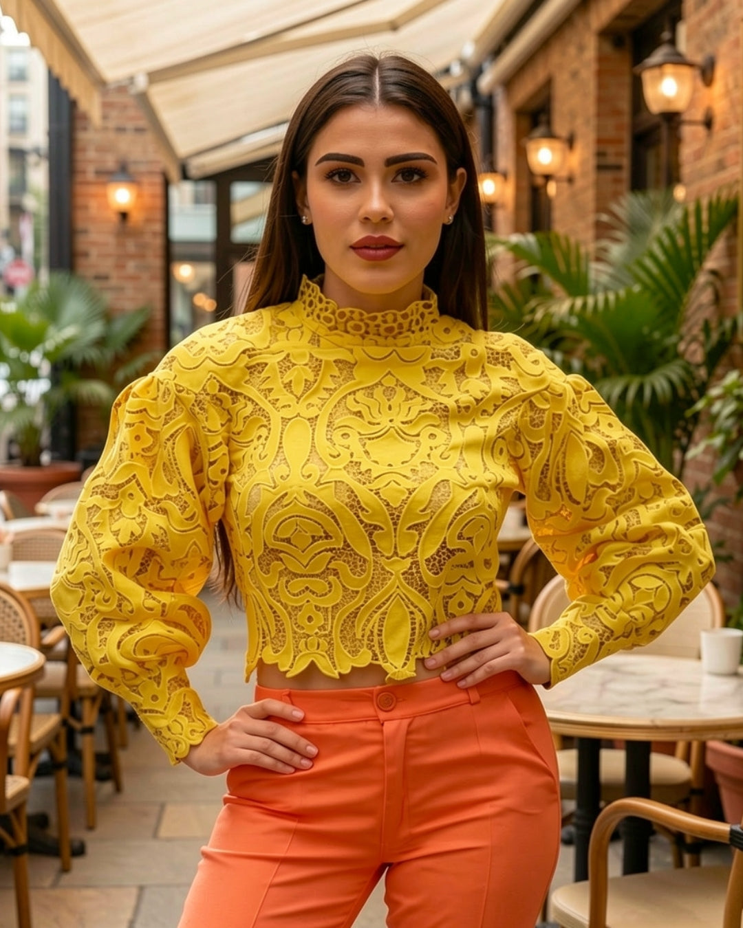 Amara — blusa de encaje bordado con cuello alto en verde mostaza