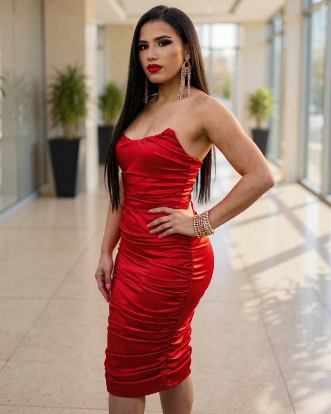 Éleve — vestido midi satinado rojo drapeado elegante