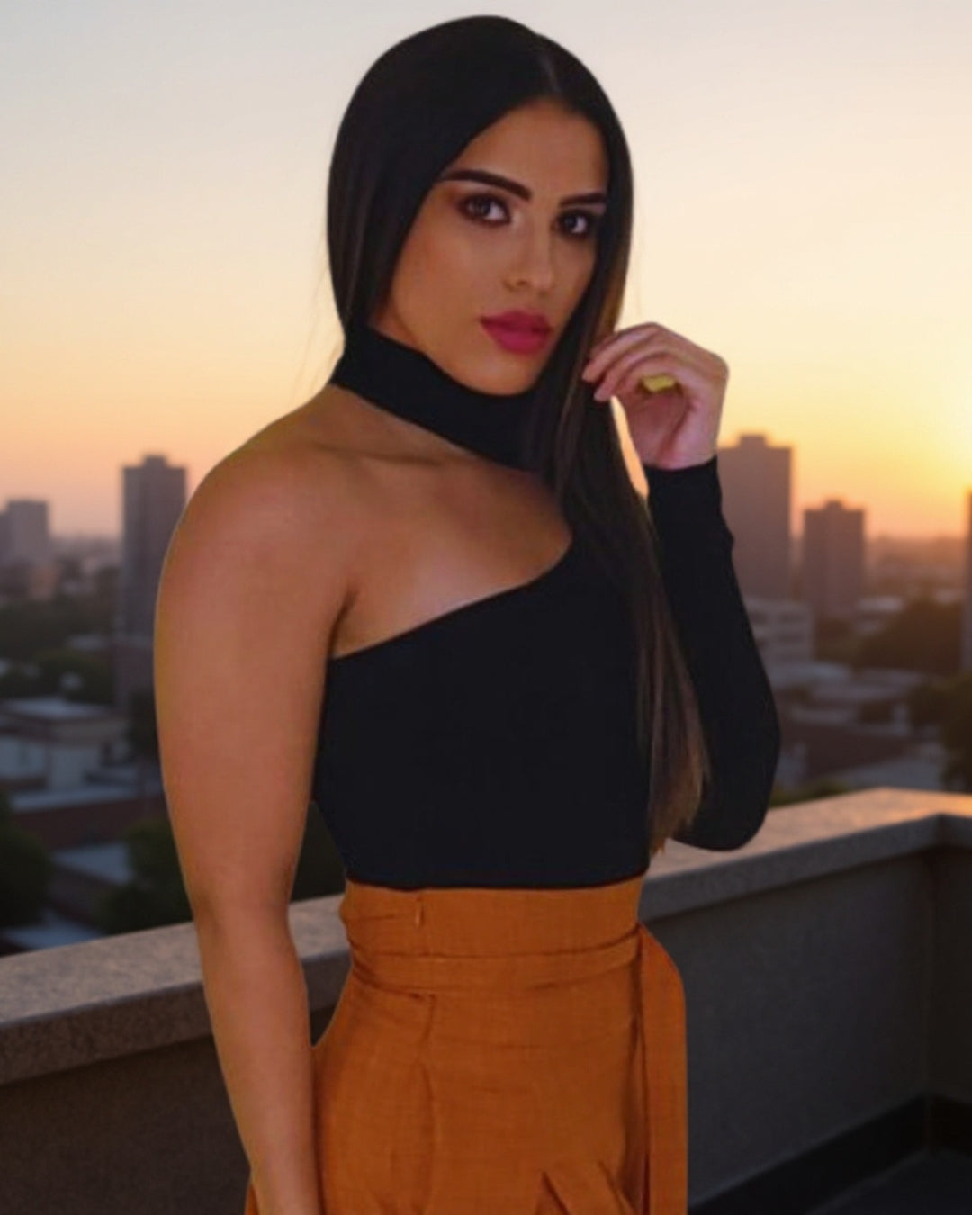 Kaelis — top negro asimétrico de un hombro con cuello cruzado
