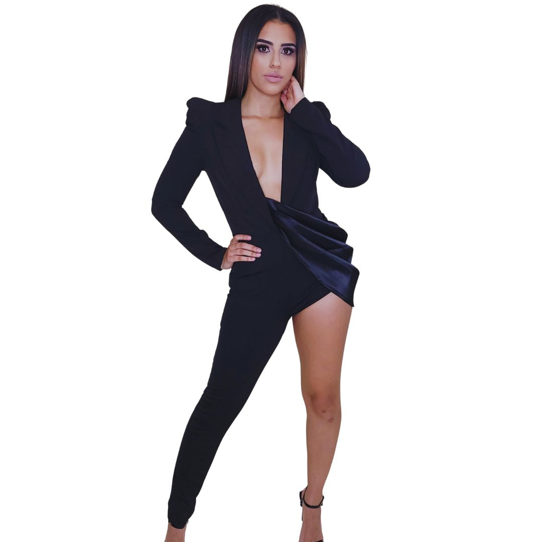 Jumpsuit asimétrico
Jumpsuit negro
Moda vanguardista
Estilo blazer
Outfit de noche
Moda premium
Look sofisticado
Ropa de evento
GV Boutique
Mujeres con poder