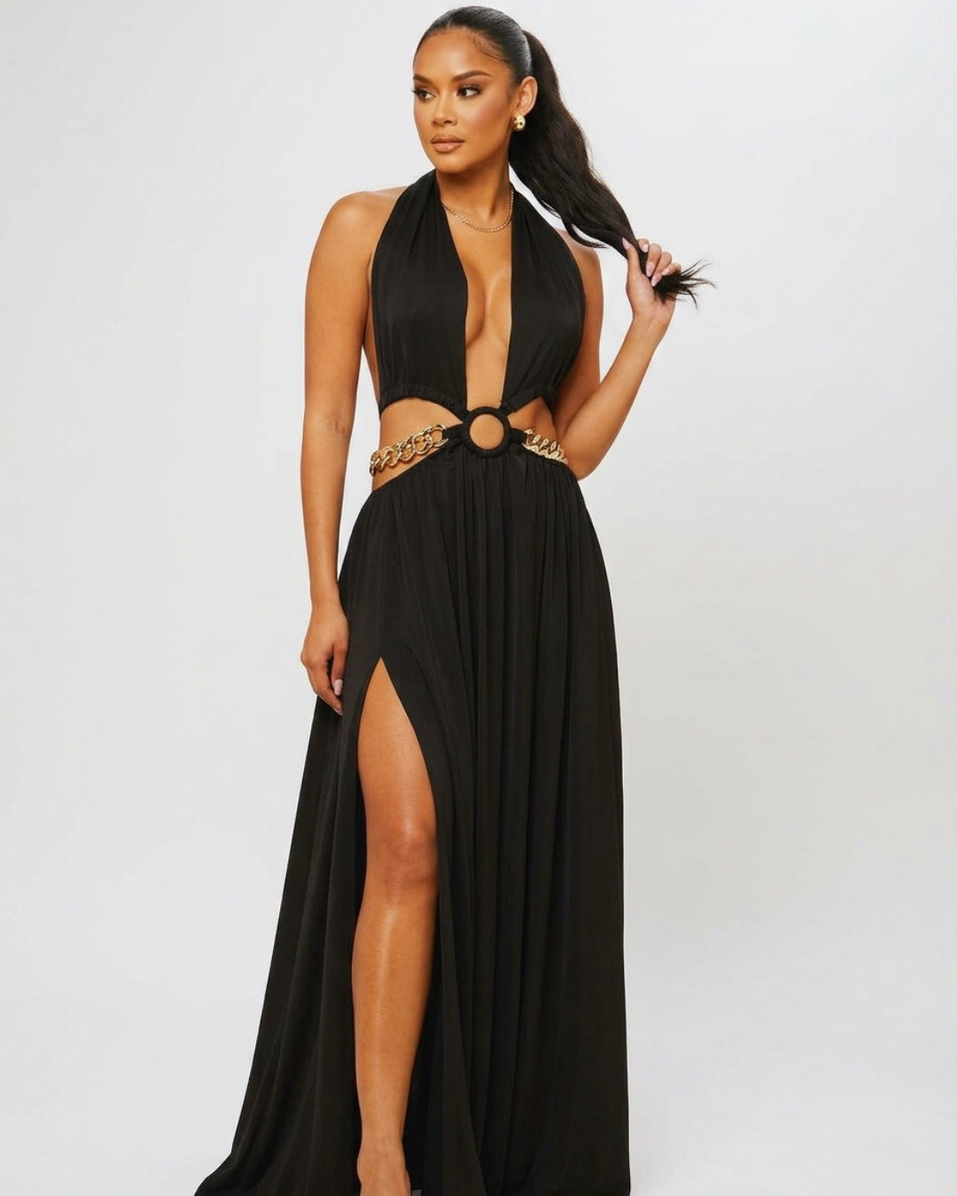 Calyra — vestido negro con cadenas doradas y aberturas elegantes