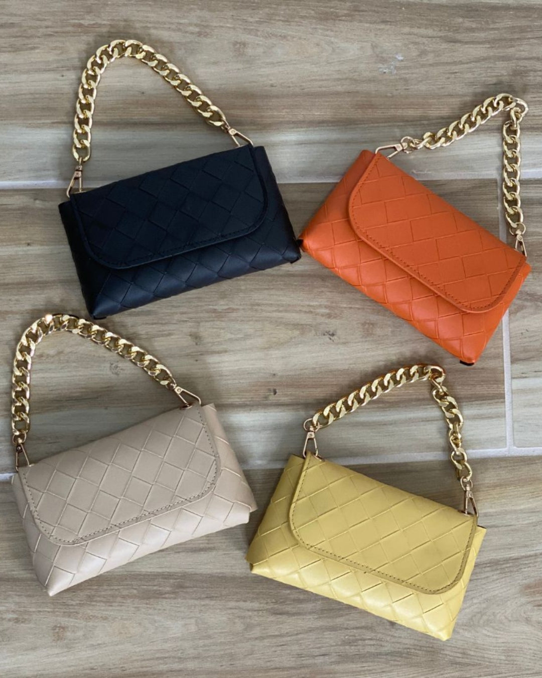 Nuvia — bolso mini acolchado con cadena dorada